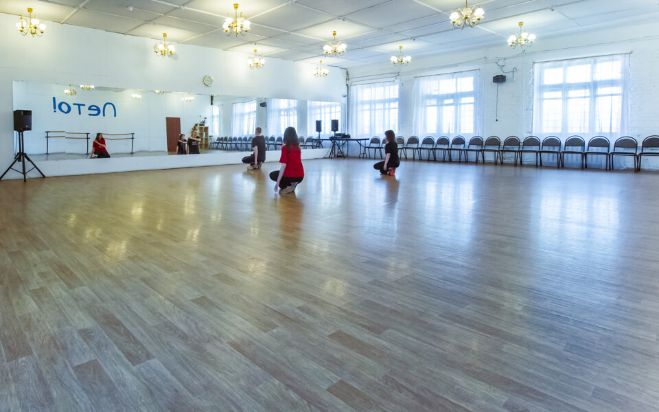 вместительный зал для занятий танцами в Санкт-Петербурге