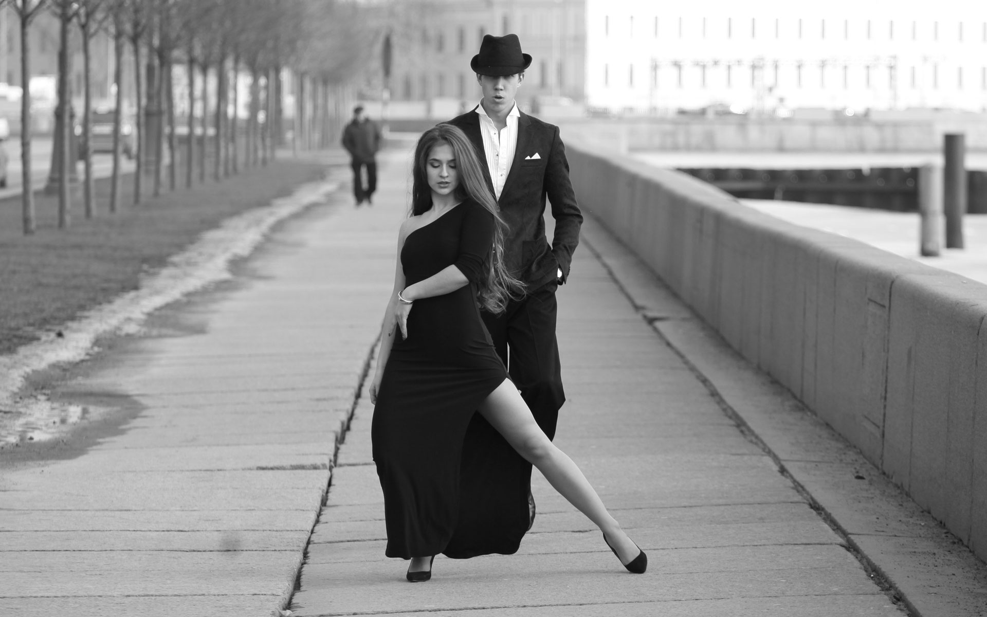 Пары в шляпах. Танец пары. Танцующая пара на улице. Танго. Парные танцы на улице.